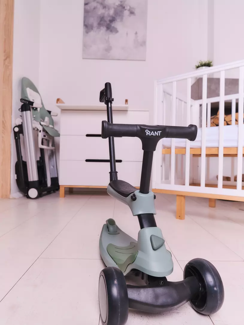 Беговел-самокат Rant Rider Plus со светящимися колесами зеленый